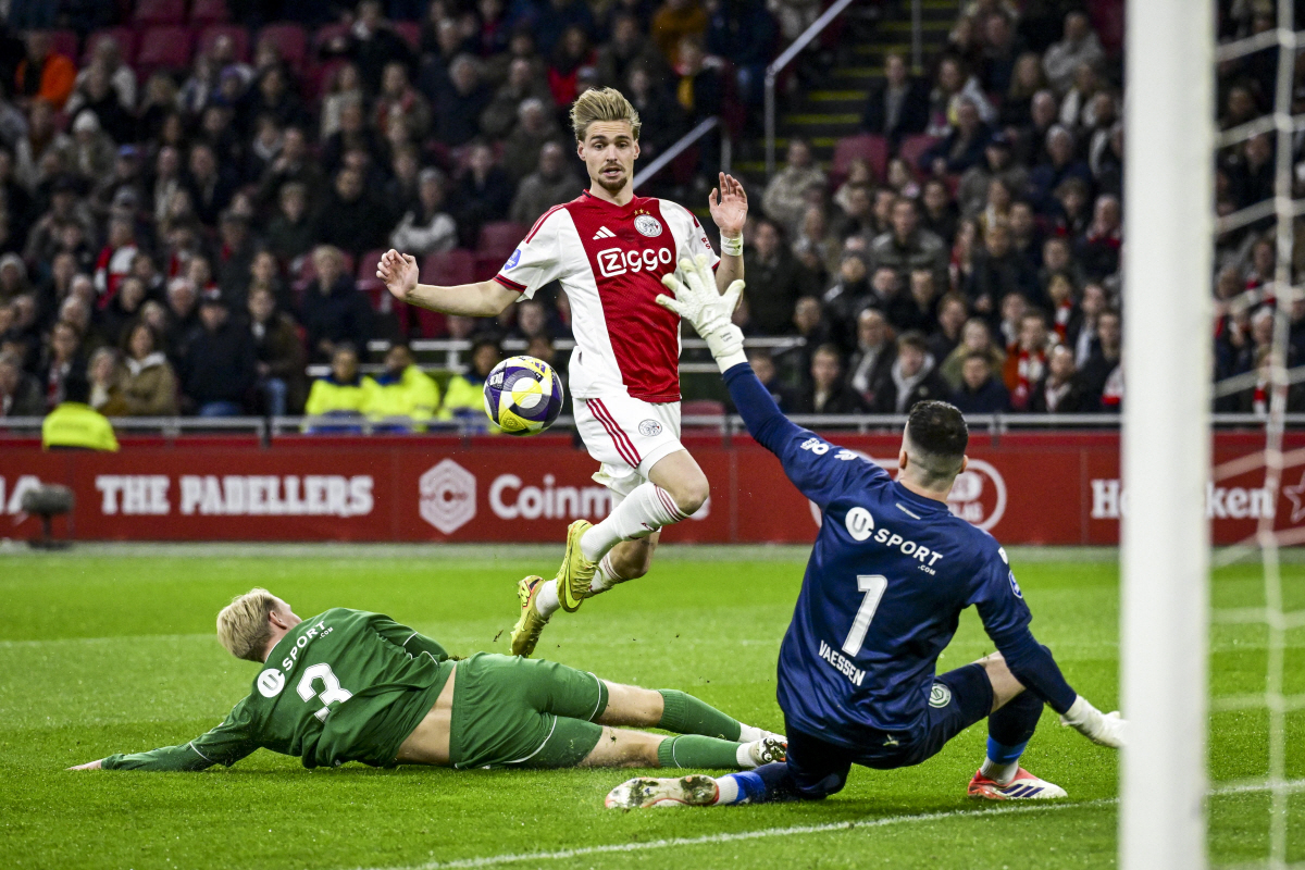 '대체 뭘 위해?' 홍염파티→킥오프 5분 만에 경기 중단, 아약스 분통……