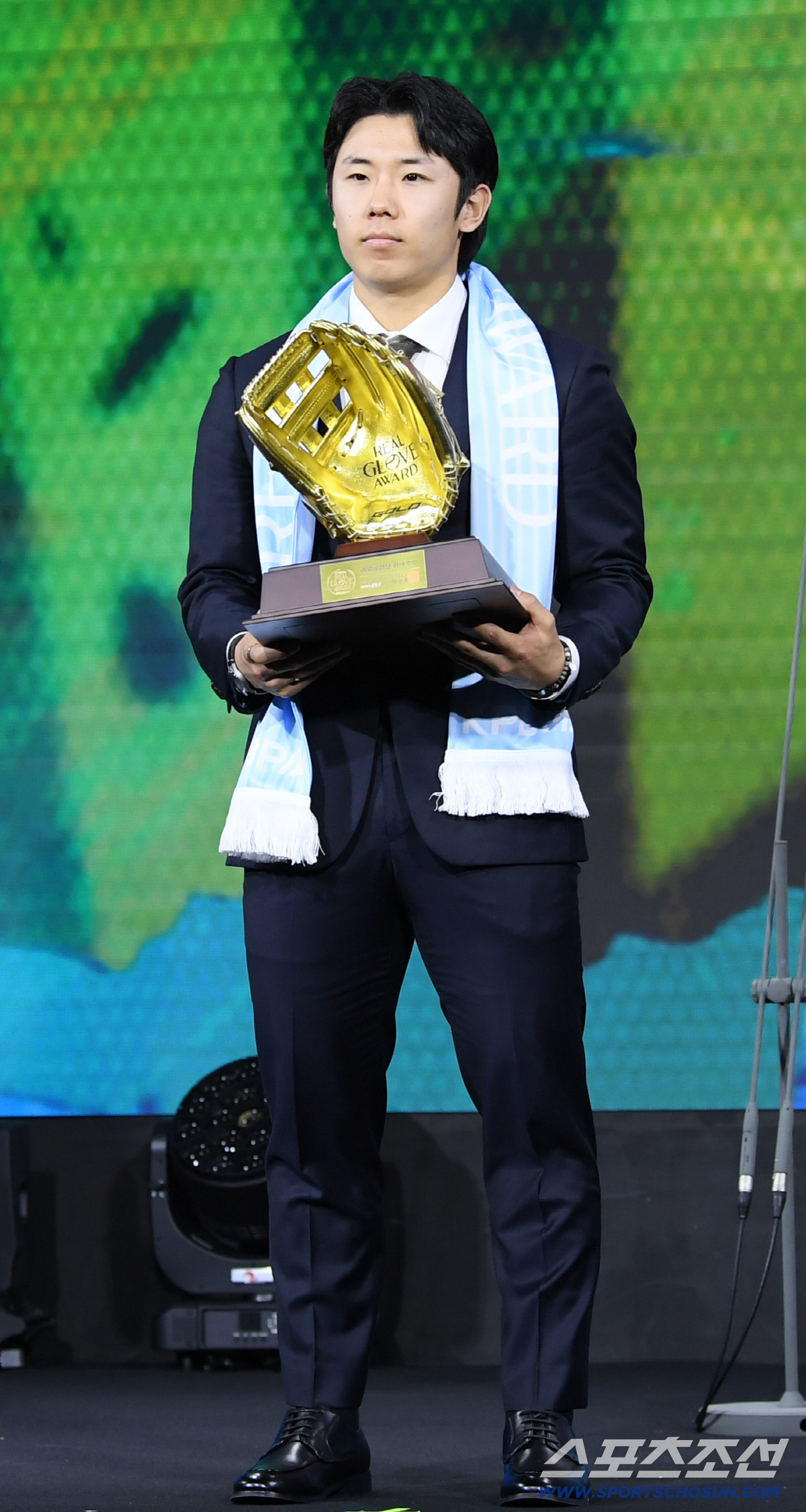 [포토] 삼성 김성윤, 외야수 부문 리얼글러브 수상