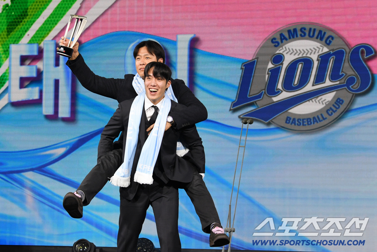 [포토] 베스트 배터리 삼성 원태인-강민호, 가자