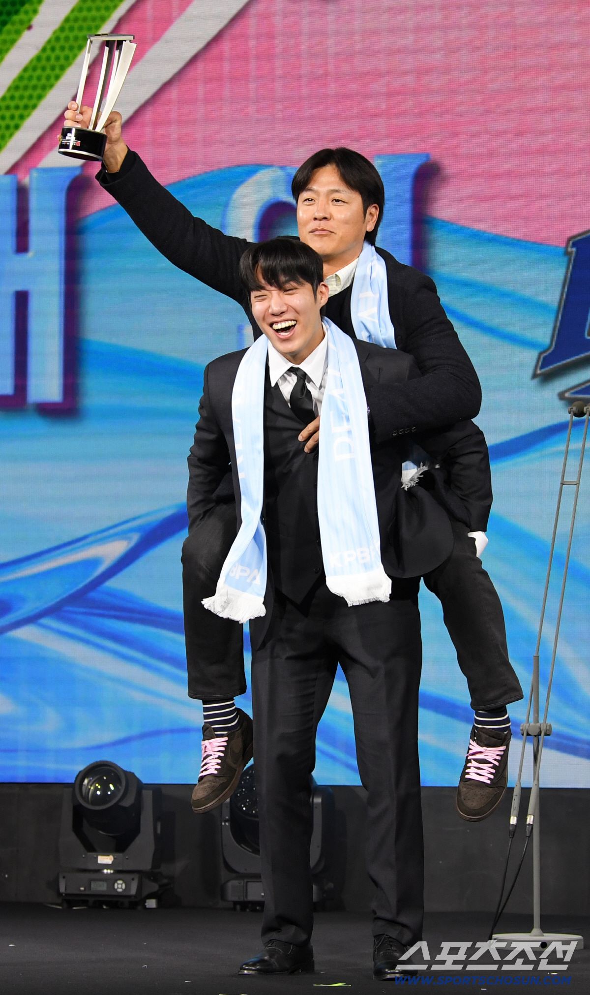 [포토] 베스트 배터리 삼성 원태인-강민호, 내년 시즌도 함께 가자