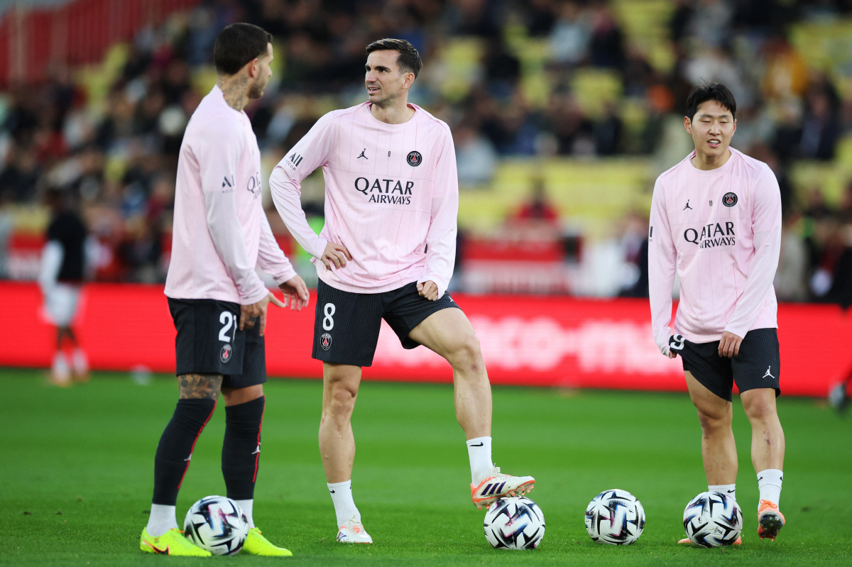 이강인 웃음꽃 활짝! 라커룸에 울려퍼진 한국말…PSG 2위 추락→LEE …