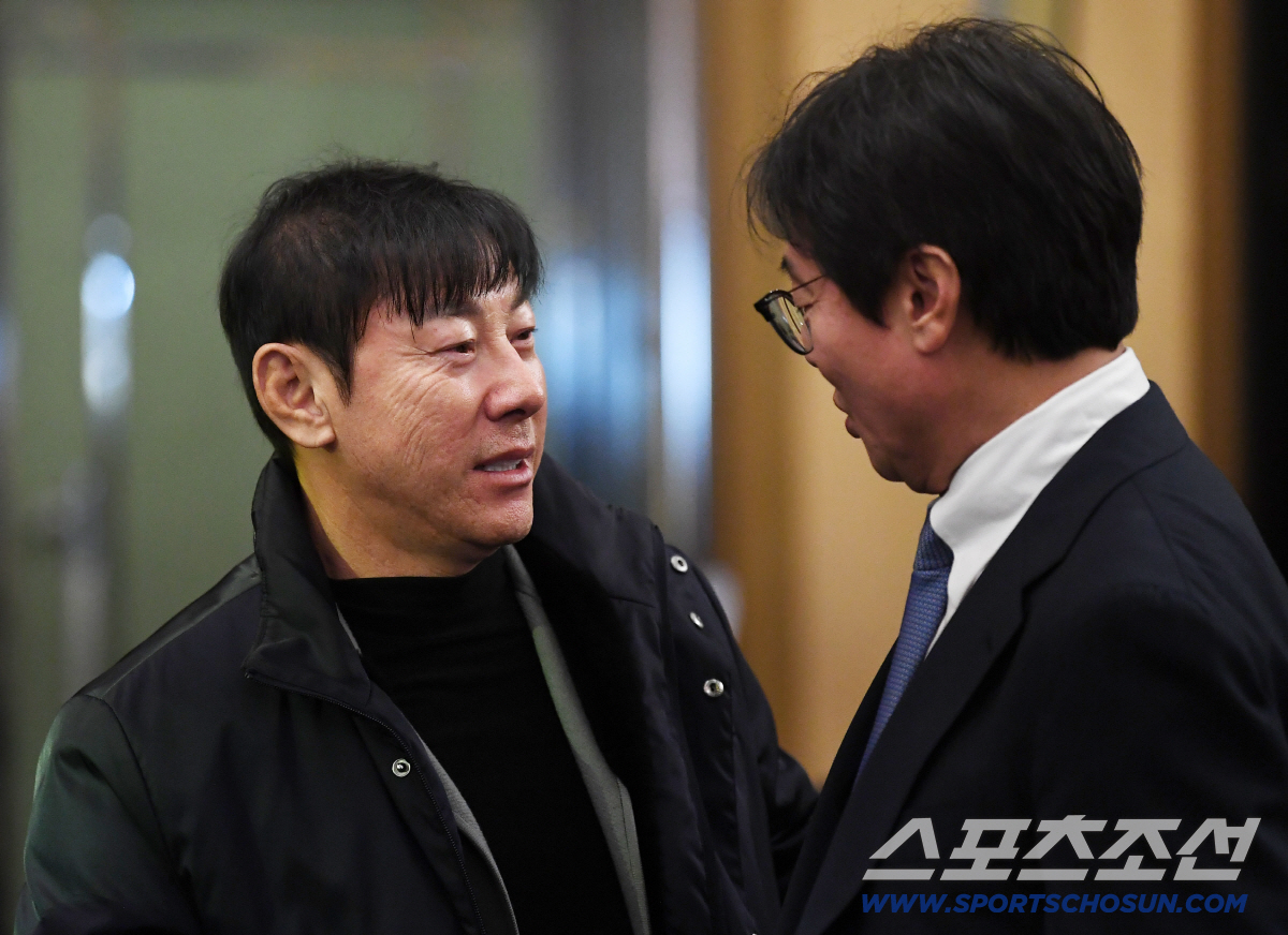 [포토] 신태용 전 감독, 밝은 얼굴로 황선홍 감독과 인사