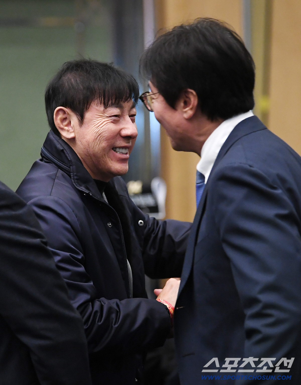 [포토] 황선홍 감독과 인사하는 신태용 전 감독