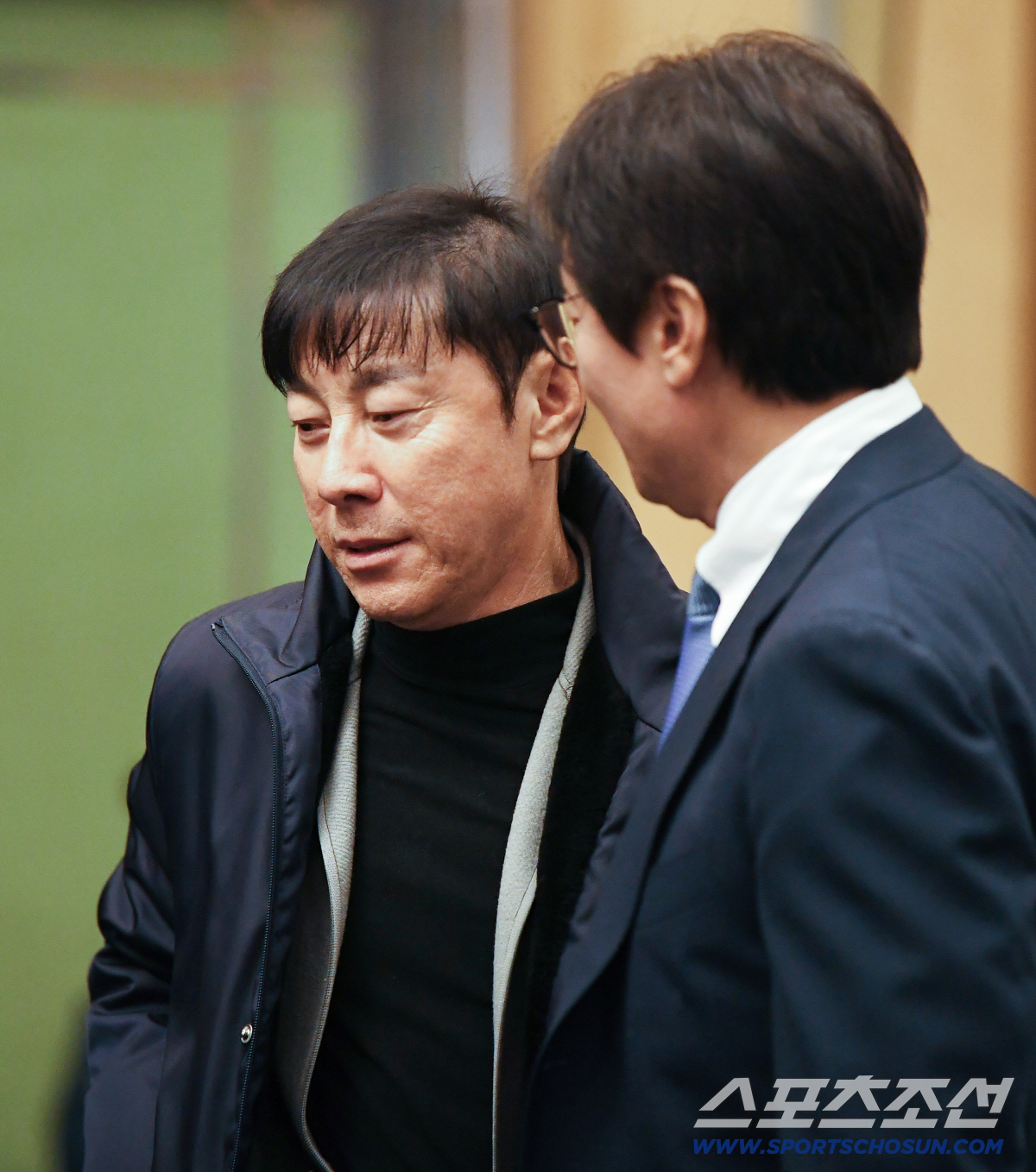 [포토] 황선홍 감독과 인사 나누는 신태용 전 감독