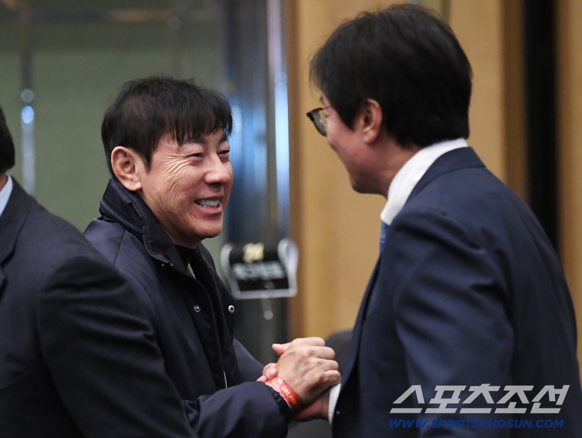 [포토] 신태용 전 감독, 밝은 얼굴로 황선홍 감독과 인사