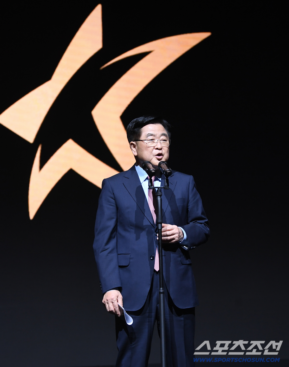 [포토] 인사말 하는 권오갑 총재