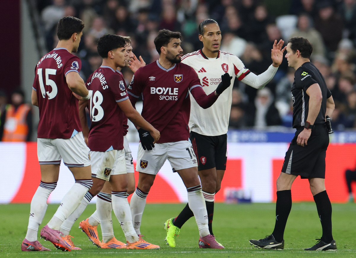 최악의 퇴장! "베팅 기록 조사해라" 웨스트햄 선수 '고의 퇴장' 의혹 …