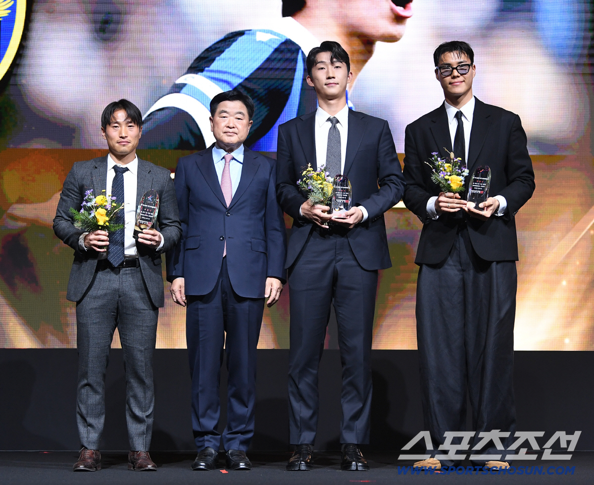 [포토] 김건희 김선민 송범근, 전경기/전시간 출전상 수상