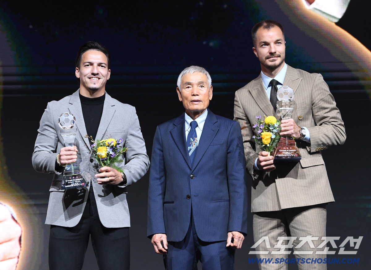 [포토] 에울레즈 무고사, K리그2 최다도움상 최다득점상 수상