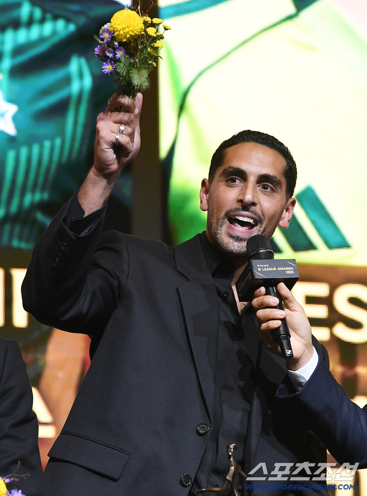 [포토] K리그1 베스트11 공격수 수원FC 싸박, 팬과 함께 응원가 열…