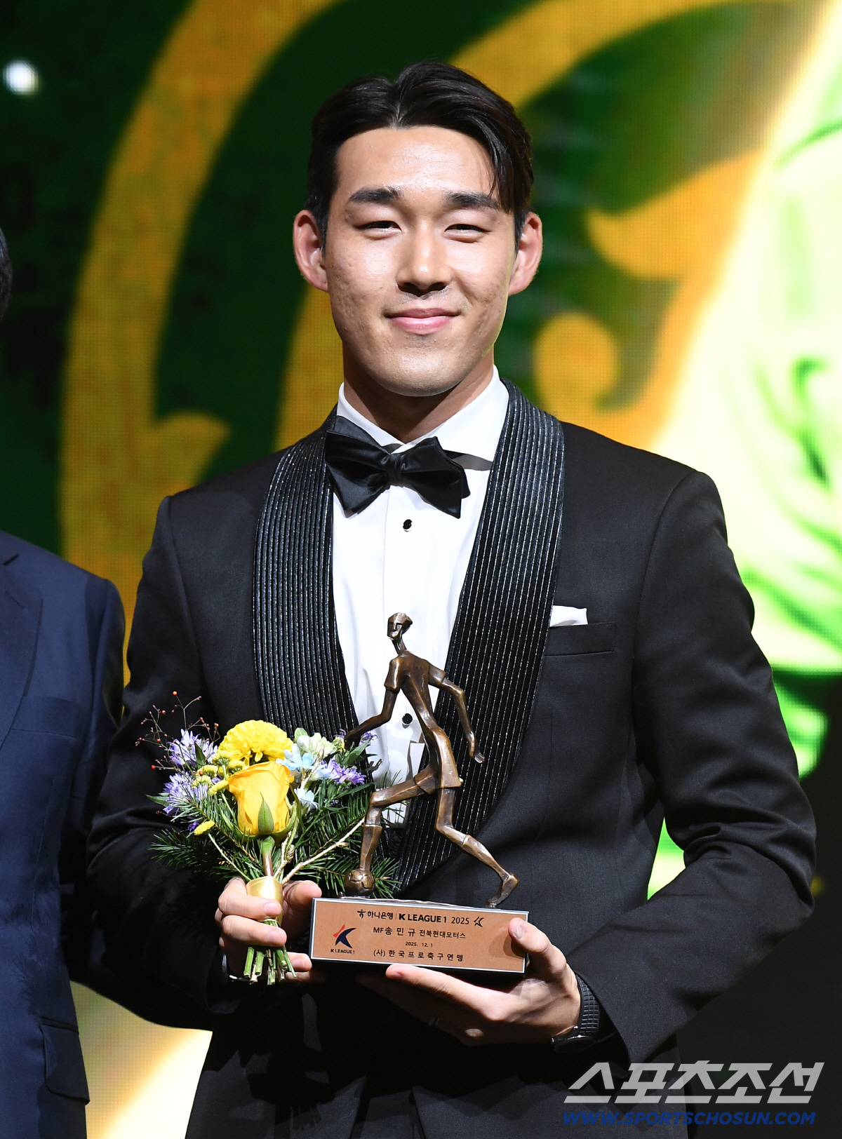 "모든 구성원들 덕분에 우승할 수 있었어요" K리그1 최고의 미드필더는 …