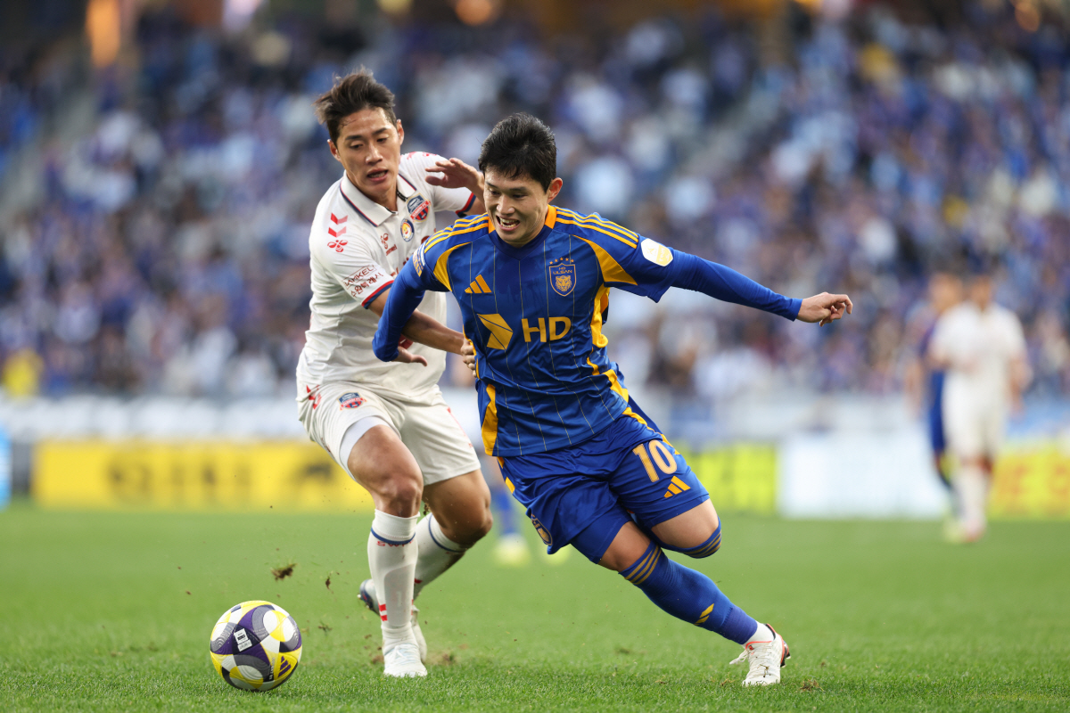 [K리그 대상]'미친 왼발' 이동경→'별중의 별' MVP 영예, '첫 해…