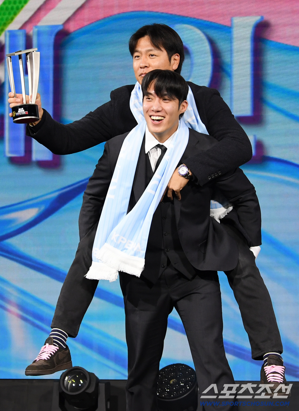 FA 강민호 업고 웃은 원태인...'심장 배터리'의 훈훈한 어부바 세리머…