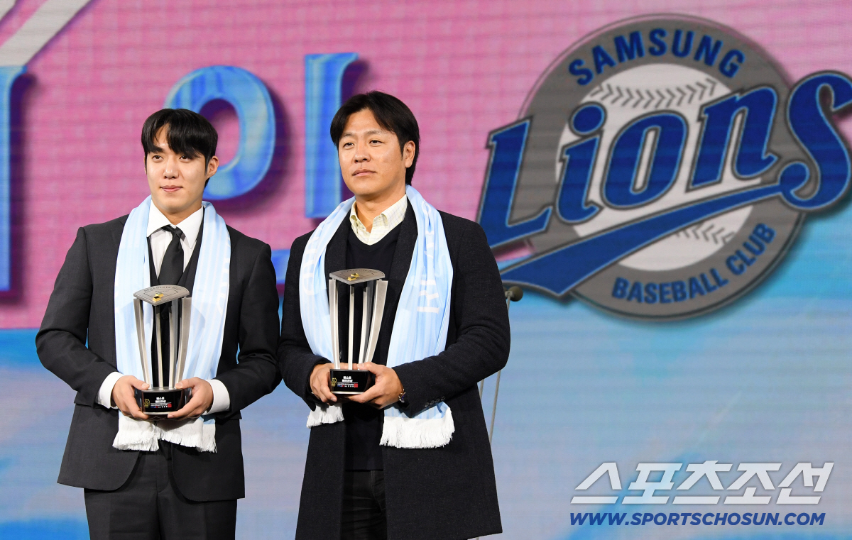 FA 강민호 업고 웃은 원태인...'심장 배터리'의 훈훈한 어부바 세리머…