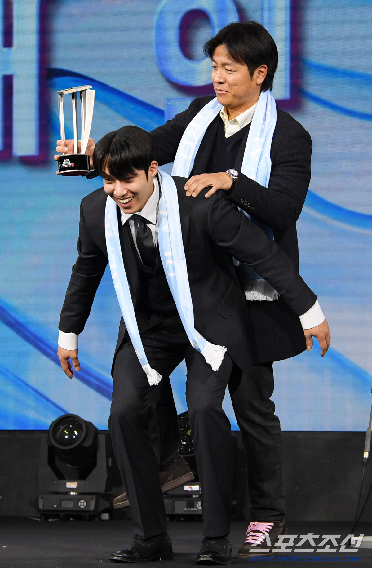 FA 강민호 업고 웃은 원태인...'심장 배터리'의 훈훈한 어부바 세리머…