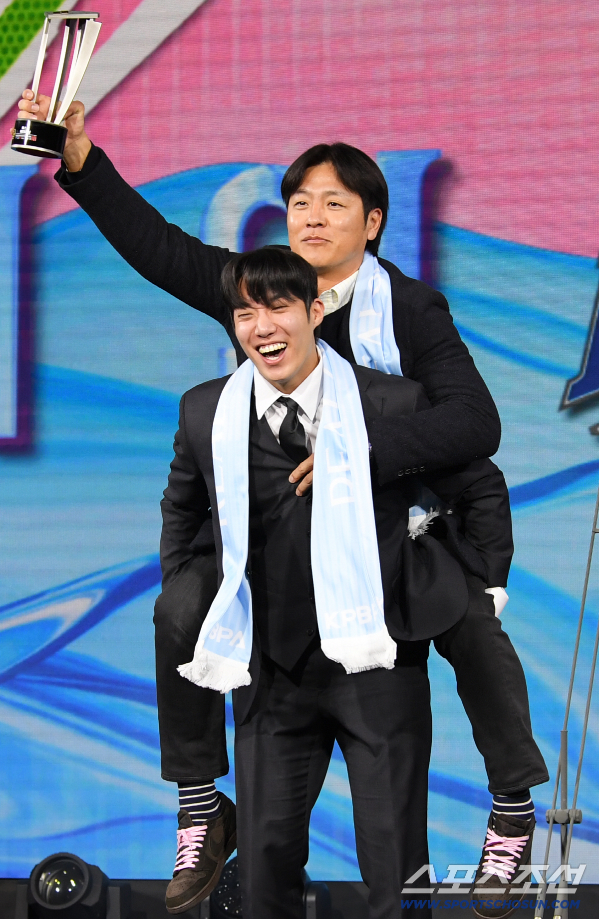 FA 강민호 업고 웃은 원태인...'심장 배터리'의 훈훈한 어부바 세리머…