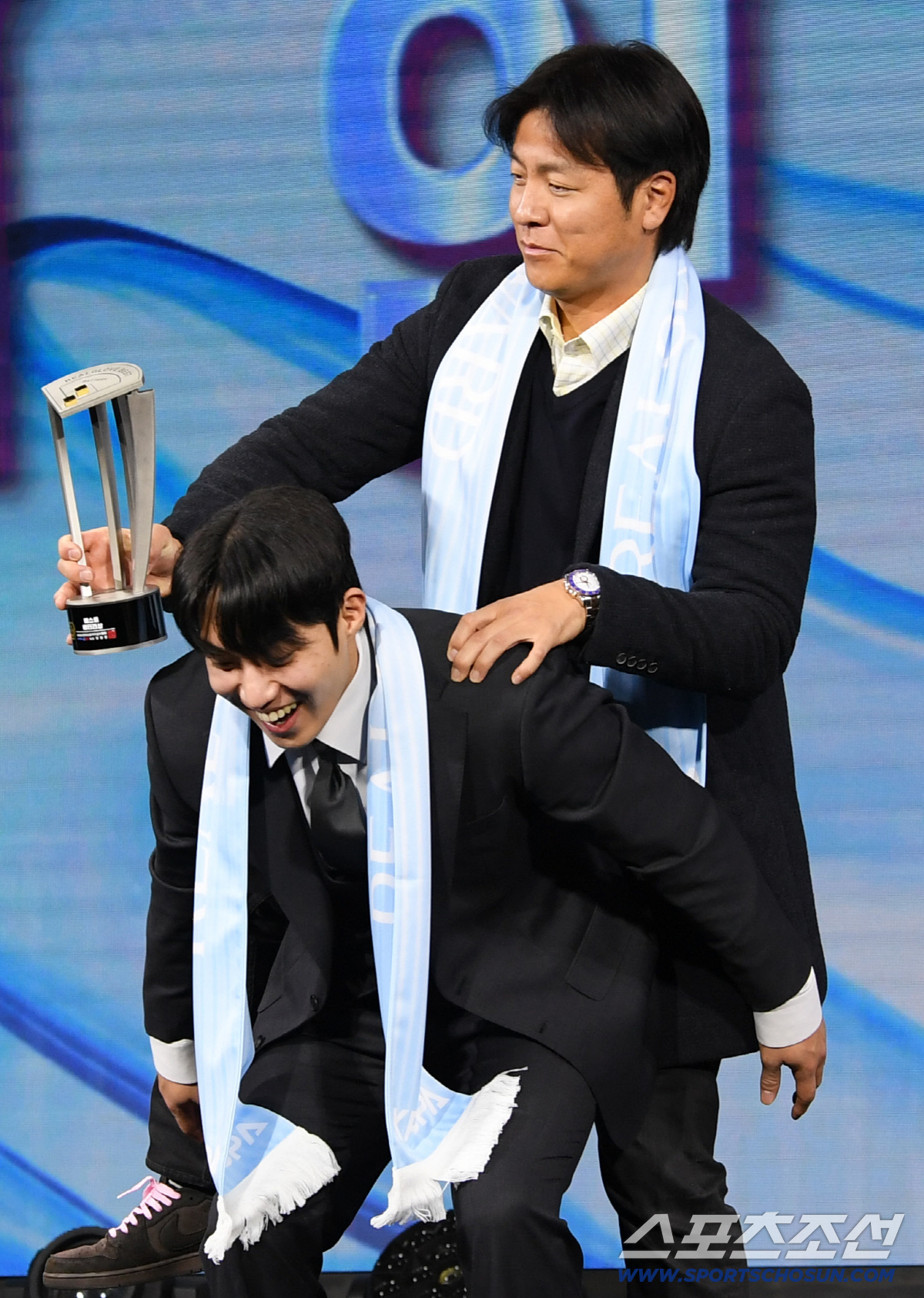 FA 강민호 업고 웃은 원태인...'심장 배터리'의 훈훈한 어부바 세리머…