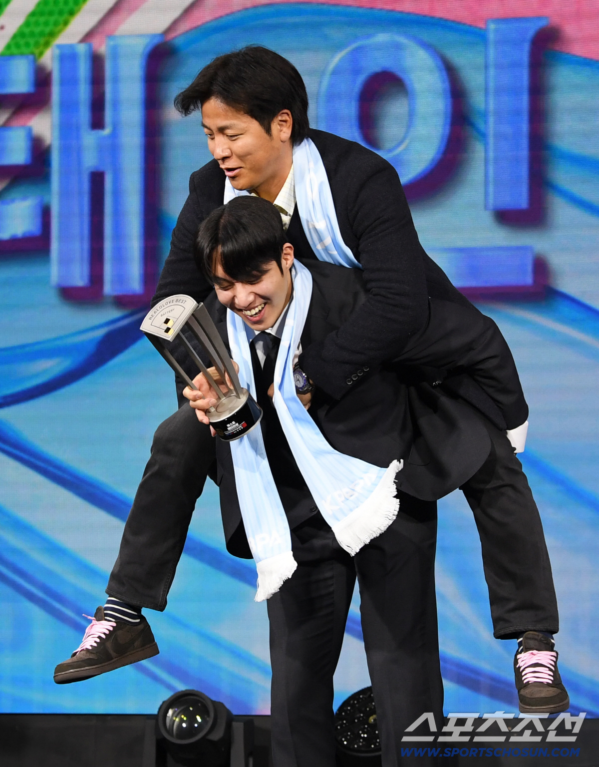 FA 강민호 업고 웃은 원태인...'심장 배터리'의 훈훈한 어부바 세리머…