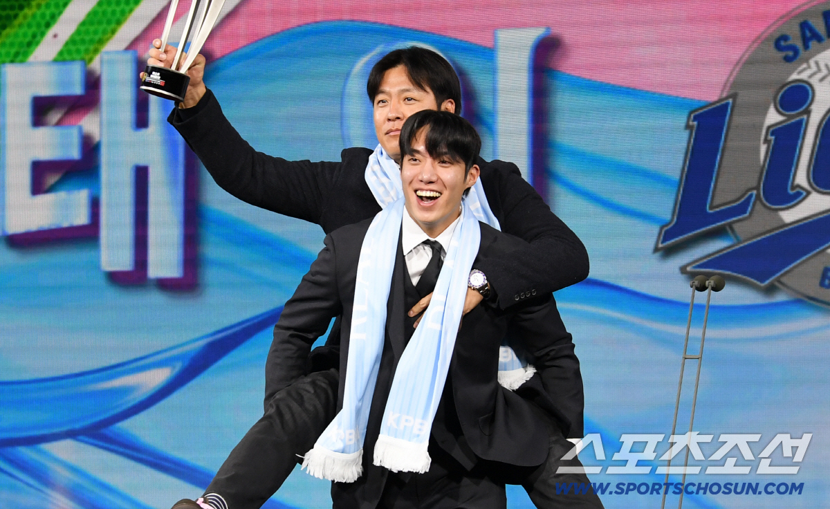 FA 강민호 업고 웃은 원태인...'심장 배터리'의 훈훈한 어부바 세리머…