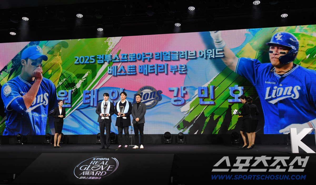 FA 강민호 업고 웃은 원태인...'심장 배터리'의 훈훈한 어부바 세리머…