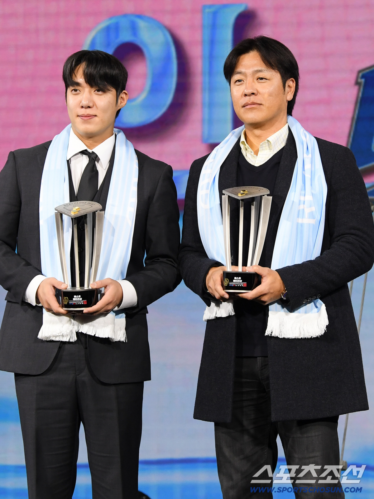 FA 강민호 업고 웃은 원태인...'심장 배터리'의 훈훈한 어부바 세리머…