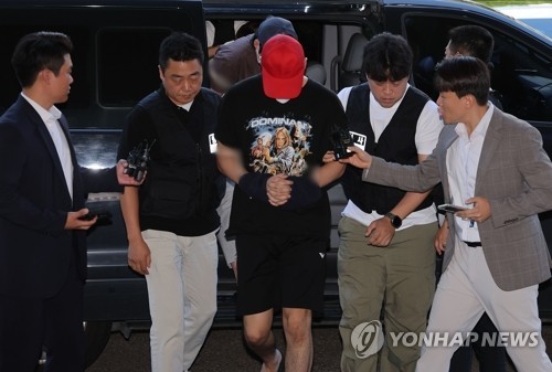 (서울=연합뉴스) 류영석 기자 = 서울 서대문구 한 초등학교 인근에서 아동을 납치하려 한 20대 남성 일당이 9월 5일 서울 마포구 서울서부지방법원에서 열린 구속 전 피의자 심문(영장실질심사)에 출석하고 있다. 2025.9.5 ondol@yna.co.kr