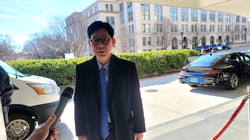 (워싱턴=연합뉴스) 조준형 특파원 = 박윤주 외교부 1차관이 1일(현지시간) 워싱턴 DC 미 국무부 청사에서 크리스토퍼 랜도 미 국무부 부장관과 회담을 갖고 팩트시트 이행 방안을 논의한 뒤 취재진에게 회담 결과를 설명하고 있다. 2025.12.2 jhcho@yna.co.kr