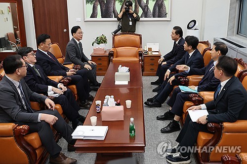 (서울=연합뉴스) 김주성 기자 = 더불어민주당 김병기 원내대표와 문진석 원내운영수석대표, 국민의힘 송언석 원내대표와 유상범 원내운영수석부대표가 1일 서울 여의도 국회에서 구윤철 부총리 겸 기획재정부 장관이 참석한 가운데 쟁점 예산과 법인세·교육세 인상안을 두고 막판 협상을 하기 위해 회동하고 있다. 2025.12.1 utzza@yna.co.kr