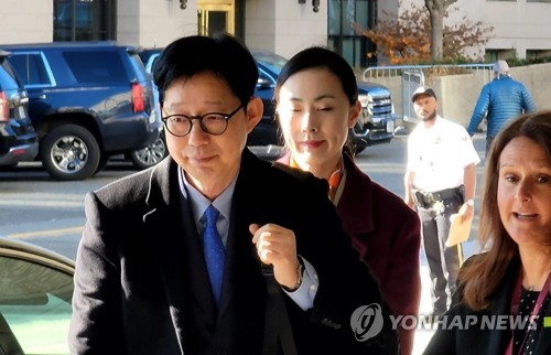 (워싱턴=연합뉴스) 조준형 특파원 = 박윤주 외교부 1차관(왼쪽)이 1일(현지시간) 크리스토퍼 랜도 국무부 부장관과의 회담을 위해 워싱턴DC의 국무부 청사에 들어가고 있다. 2025.12.2 jhcho@yna.co.kr