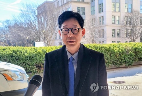 (워싱턴=연합뉴스) 조준형 특파원 = 박윤주 외교부 1차관이 1일(현지시간) 워싱턴 DC 미 국무부 청사에서 크리스토퍼 랜도 미 국무부 부장관과 회담을 갖고 팩트시트 이행 방안을 논의한 뒤 취재진에게 회담 결과를 설명하고 있다. 2025.12.2 jhcho@yna.co.kr