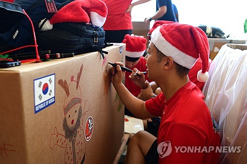 외딴섬에 생필품 투하…공군, 美 '크리스마스 공수작전' 참가
