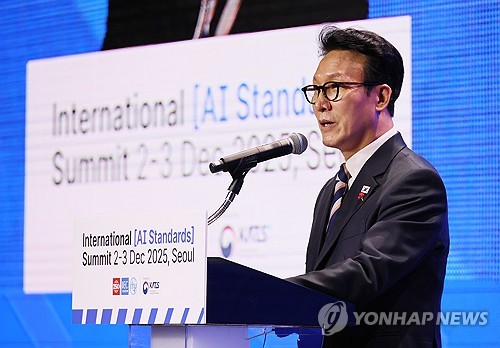 (서울=연합뉴스) 이정훈 기자 = 김민석 국무총리가 2일 서울 중구 신라호텔에서 열린 2025 국제 AI 표준 서밋 개회식에서 환영사를 하고 있다. 2025.12.2 uwg806@yna.co.kr