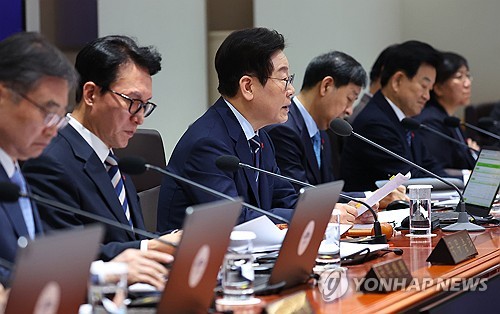 (서울=연합뉴스) 김도훈 기자 = 이재명 대통령이 2일 용산 대통령실에서 열린 국무회의에서 발언하고 있다. 2025.12.2 superdoo82@yna.co.kr