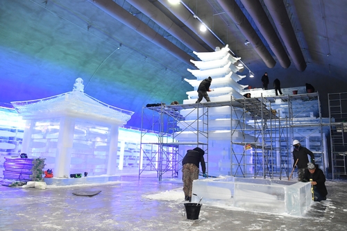 화천산천어축제, 얼음조각 광장 본격 조성…'겨울 왕국' 구현