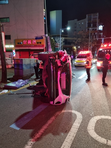 광주 새벽 도심서 음주운전 차량 전도…운전자 부상