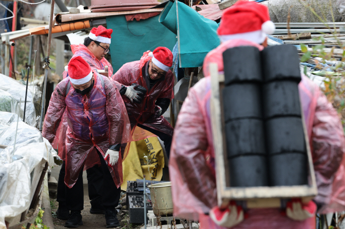 경륜경정, 연탄 나눔 봉사…겨울 이불 지원 등 취약계층 겨울나기 지원