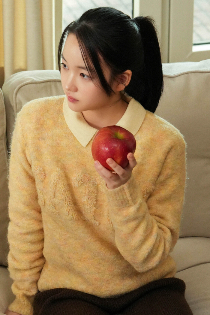 "우리가 알던 '좀비딸' 맞아?" 최유리, 광고 촬영 중에도…사과 같은 상큼美