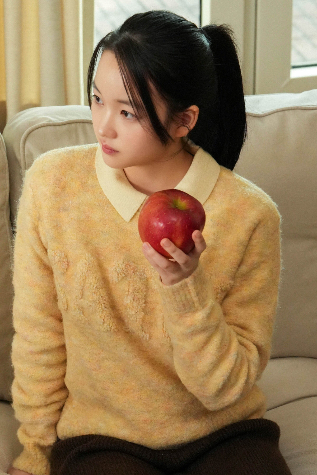 "우리가 알던 '좀비딸' 맞아?" 최유리, 광고 촬영 중에도…사과 같은 …