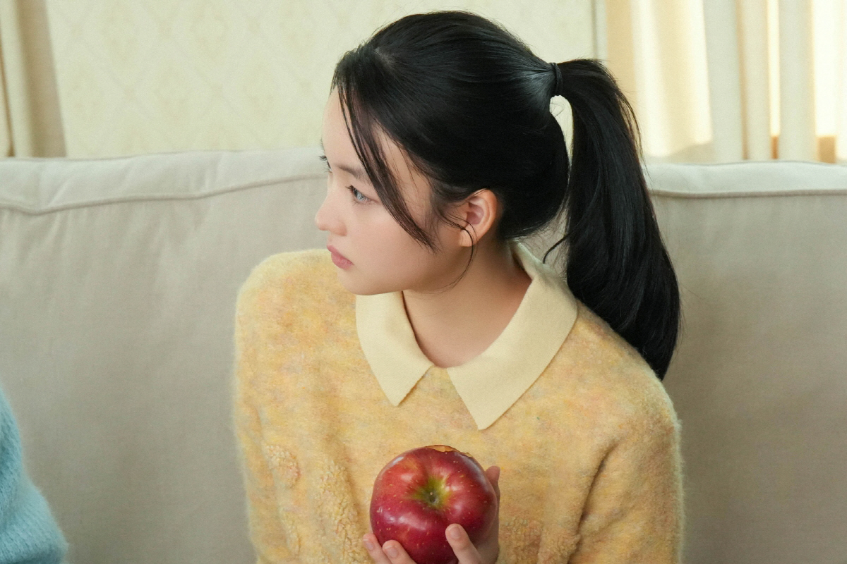 "우리가 알던 '좀비딸' 맞아?" 최유리, 광고 촬영 중에도…사과 같은 …