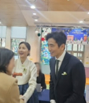 '子 장가 보낸' 신애라, 입양 딸은 미국 보냈다 