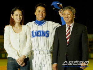 '국민타자' 이승엽을 '최고 스타'로 완성시킨 '겸손', 삶의 태도를 심어준 아버지와의 이별