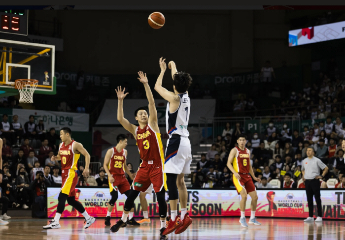 남자농구 역사상 이런 리더는 없었다! 코트 안팎 절대 지배자 이현중. 실…