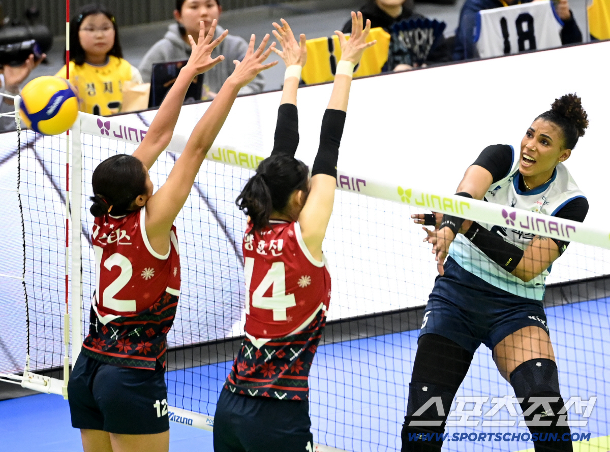 [포토] 블로킹 뚫는 실바의 스파이크