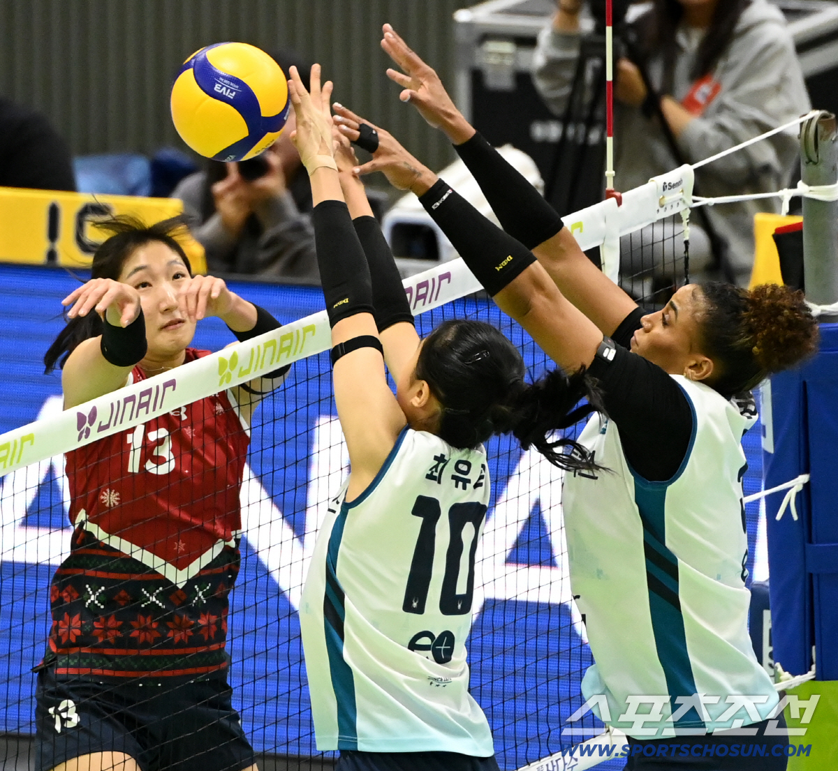 [포토] 정지윤-최유림, 내가 먼저 넘긴다