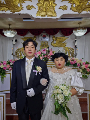 [SCin스타] '22kg 감량' 홍윤화, ♥김민기 손 잡고 리마인드 웨딩 