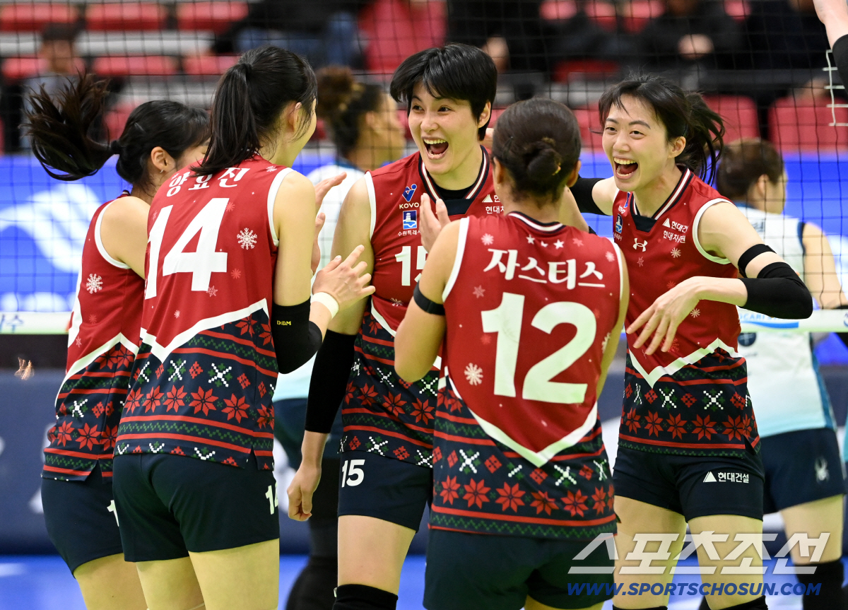 [포토] 김희진 블로킹 성공에 환호하는 현대건설