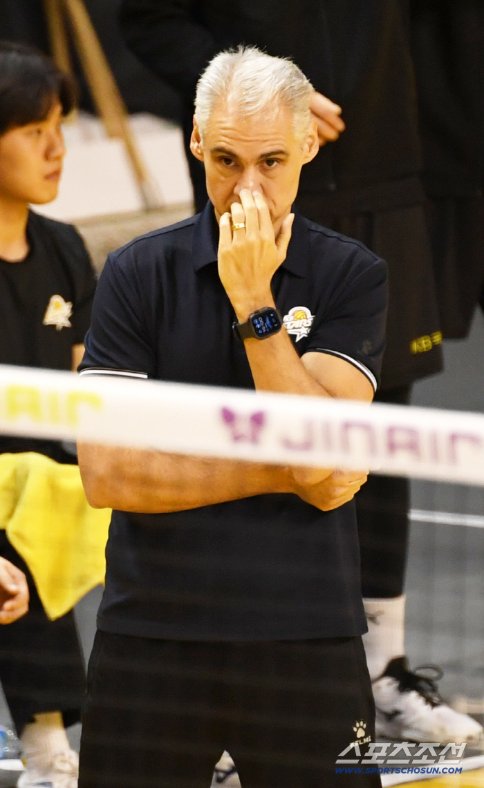 핑계는 없었다, KB 신사 감독의 이례적 질타 