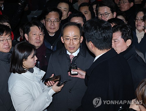 (의왕=연합뉴스) 류영석 기자 = 12·3 비상계엄 당시 의원들의 계엄 해제 표결 참여를 방해한 혐의를 받는 국민의힘 추경호 의원이 3일 구속영장이 기각돼 경기도 의왕 서울구치소를 나서며 취재진에 발언하고 있다. 2025.12.3 ondol@yna.co.kr