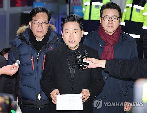 (의왕=연합뉴스) 류영석 기자 = 국민의힘 장동혁 대표가 3일 경기도 의왕 서울구치소에 앞에서 구속 영장이 기각된 추경호 의원을 마중한 뒤 취재진에 발언하고 있다. 2025.12.3 ondol@@yna.co.kr