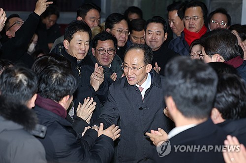 (의왕=연합뉴스) 류영석 기자 = 12·3 비상계엄 당시 의원들의 계엄 해제 표결 참여를 방해한 혐의를 받는 국민의힘 추경호 의원이 3일 구속영장이 기각돼 경기도 의왕 서울구치소를 나서고 있다. 2025.12.3 ondol@yna.co.kr